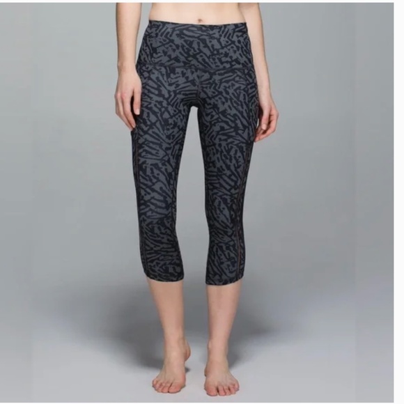 🔥 Lululemon Mesh Panel Cropped Leggings Full-On Luxtreme- 21.5” Inseam- Size 2 - Picture 1 of 9